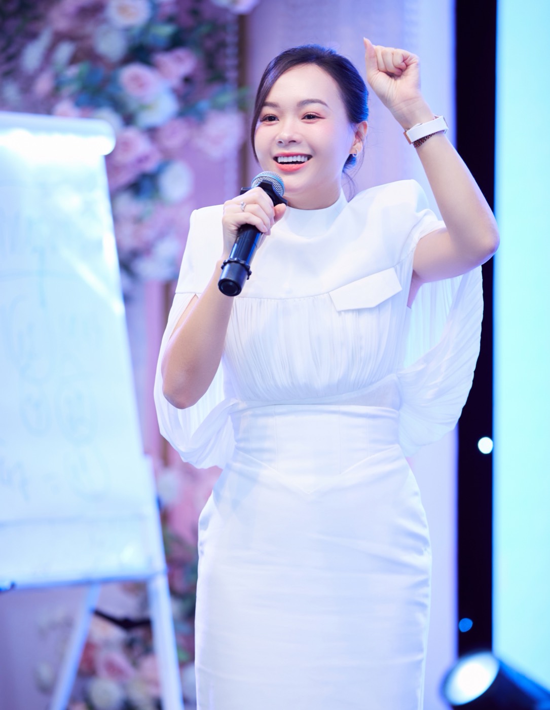 Cô Tú Quyên chia sẻ trên sân khấu