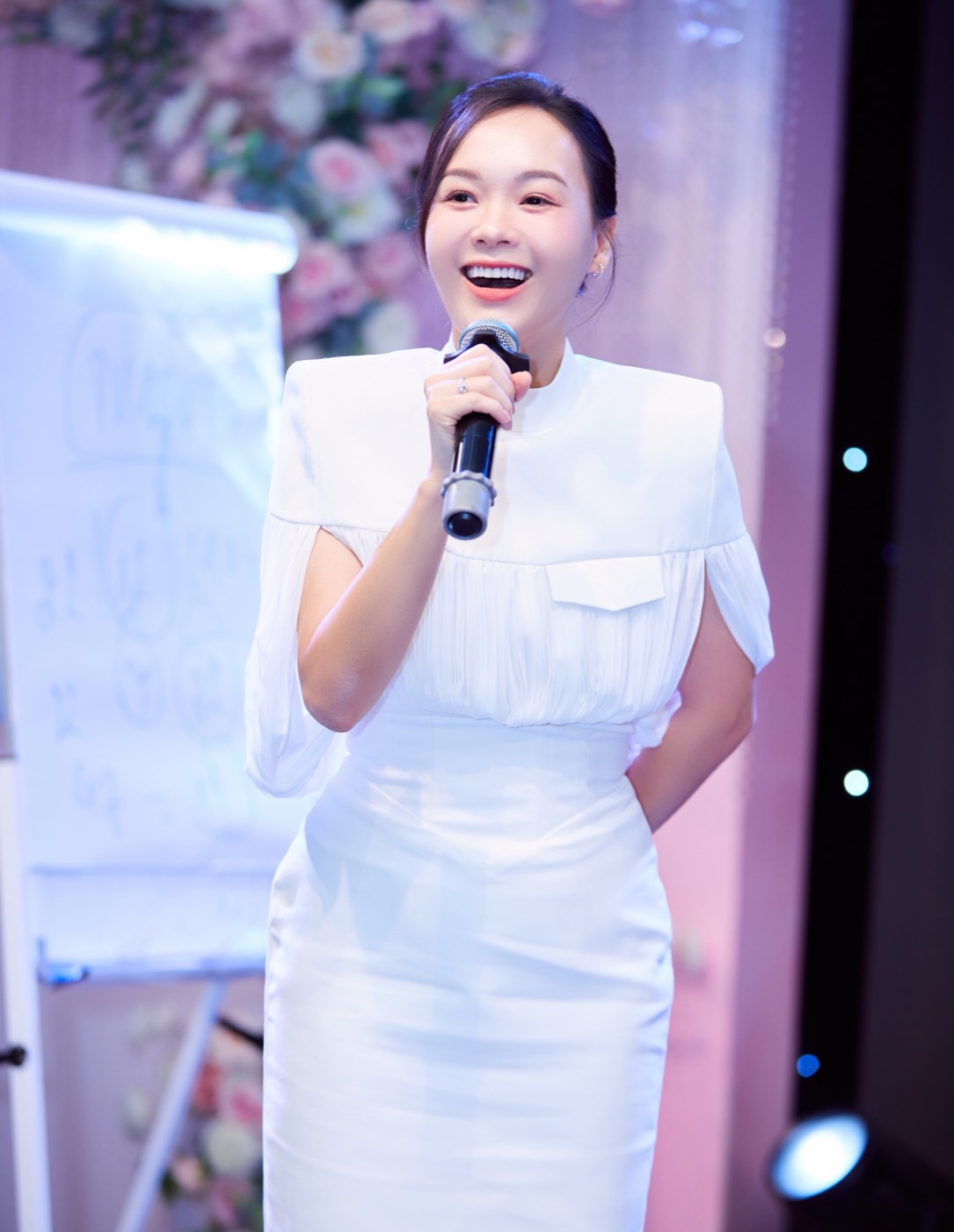 Cô Tú Quyên giảng dạy